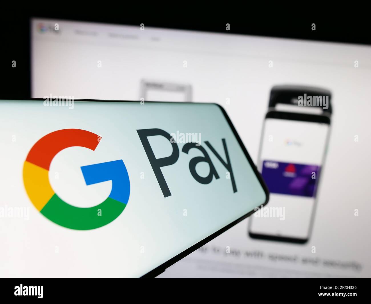 Téléphone portable avec logo du service de paiement mobile Google Pay sur l'écran en face du site Web de l'entreprise. Concentrez-vous sur le centre gauche de l'écran du téléphone. Banque D'Images