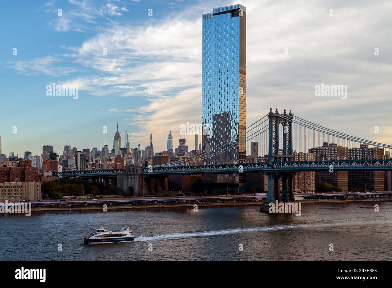 Vue unique sur le pont de Manhattan et le bateau New york Ferry qui relie Brooklyn à Manhattan. C'est un pont à 2 niveaux pour le métro, busse Banque D'Images
