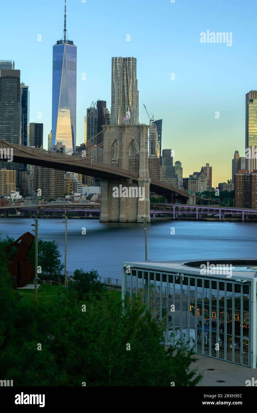 Vue unique sur le pont de Brooklyn ce qui relie Brooklyn à Manhattan. Il s'agit d'un pont de 2 niveaux pour les marcheurs, les bus, les voitures et les camions. Banque D'Images