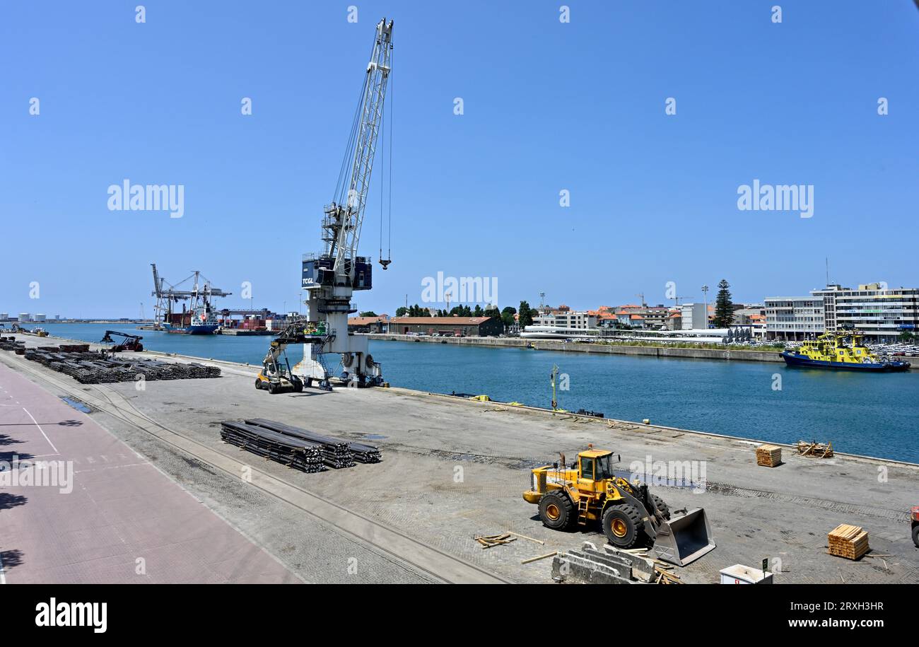 Port commercial de Leixoes, Porto, avec quai en acier, grue et expédition, Portugal Banque D'Images