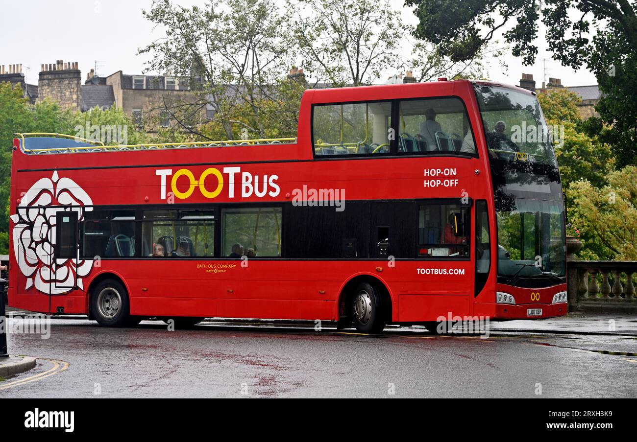Bus touristique à toit ouvert de la ville de Bath, Angleterre, Royaume-Uni Banque D'Images