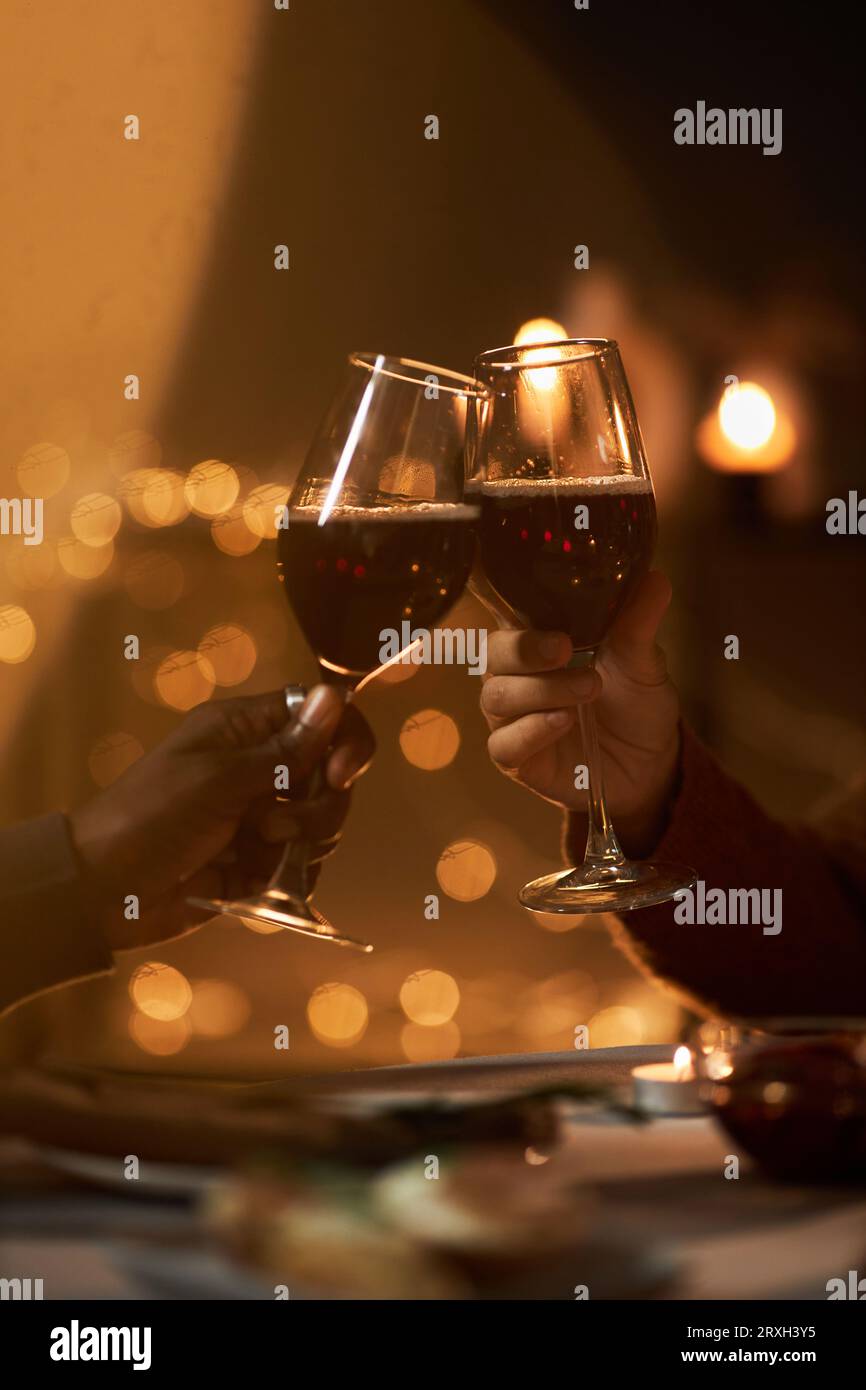 Gros plan de deux personnes grillant avec des verres à vin à table romantique pendant la date, espace de copie Banque D'Images