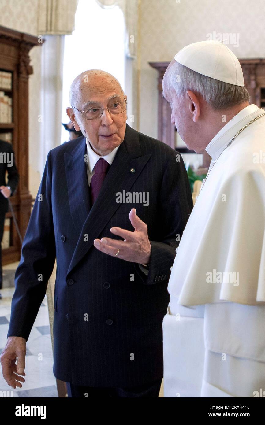 Cité du Vatican, Vatican, 8 juin 2013. Le Pape François reçoit le Président de la république italienne Giorgio Napolitano dans son atelier au Vatican Banque D'Images