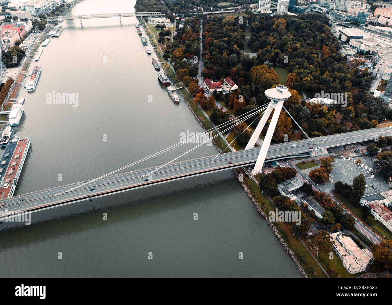 Vue aérienne de la tour OVNI et de la plupart des ponts SNP en automne au coucher du soleil - prise par drone. Image grand angle de la célèbre tour OVNI et du Danube à Brati Banque D'Images
