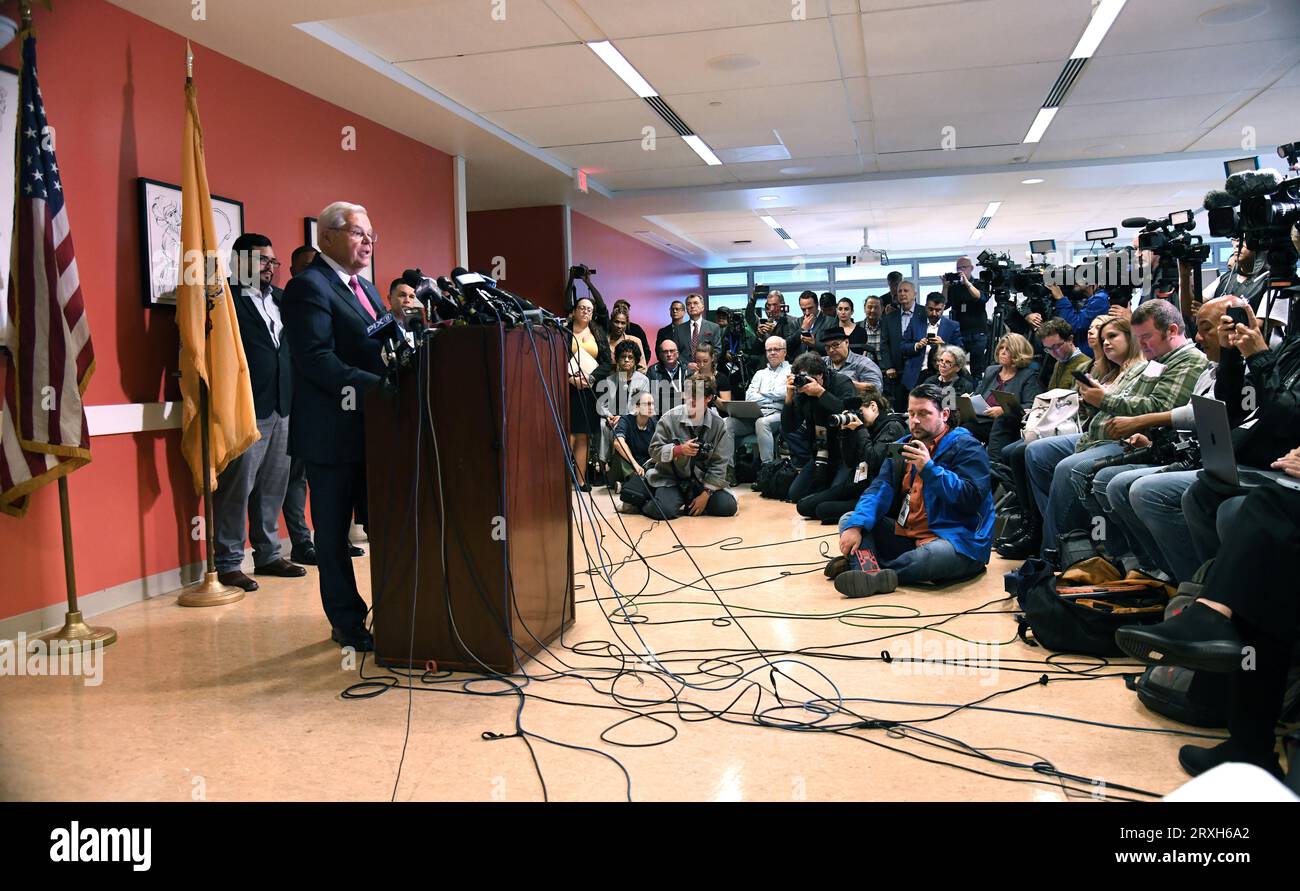 25 septembre 2023, Union City, NJ, États-Unis : le sénateur démocrate du New Jersey Bob Menendez a tenu une conférence de presse au Hudson County Community College à Union City, NJ Le sénateur démocrate du New Jersey Bob Menendez et son épouse Nadine Arslanian Menendez sont accusés d'avoir accepté ''des centaines de milliers de dollars en pots-de-vins'' en échange de l'influence du sénateur. Menendez et sa femme ont été inculpés pour corruption fédérale à New York la semaine dernière. Le sénateur Bob Menendez du New Jersey a suggéré que l'argent saisi par les enquêteurs fédéraux à son domicile provenait de son compte d'épargne personnel Banque D'Images