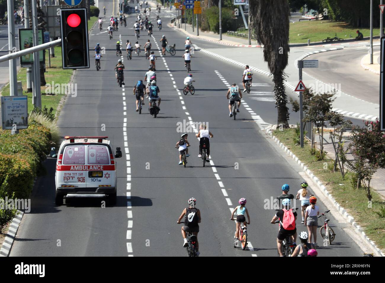 (230925) -- TEL AVIV, 25 septembre 2023 (Xinhua) -- des gens font du vélo sur une route pendant le Yom Kippour à tel Aviv, Israël, le 25 septembre 2023. Yom Kippour, jour juif des Expiations, est un jour solennel de réflexion et de jeûne, pendant lequel la plupart des automobiles ne sont pas autorisées sur les routes. (Gideon Markowicz/JINI via Xinhua) Banque D'Images