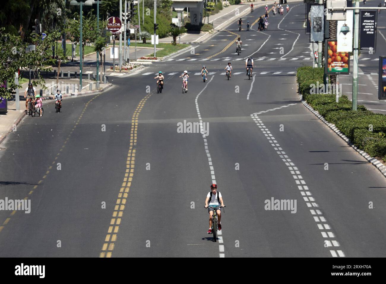 (230925) -- TEL AVIV, 25 septembre 2023 (Xinhua) -- des gens font du vélo sur une route pendant le Yom Kippour à tel Aviv, Israël, le 25 septembre 2023. Yom Kippour, jour juif des Expiations, est un jour solennel de réflexion et de jeûne, pendant lequel la plupart des automobiles ne sont pas autorisées sur les routes. (Gideon Markowicz/JINI via Xinhua) Banque D'Images