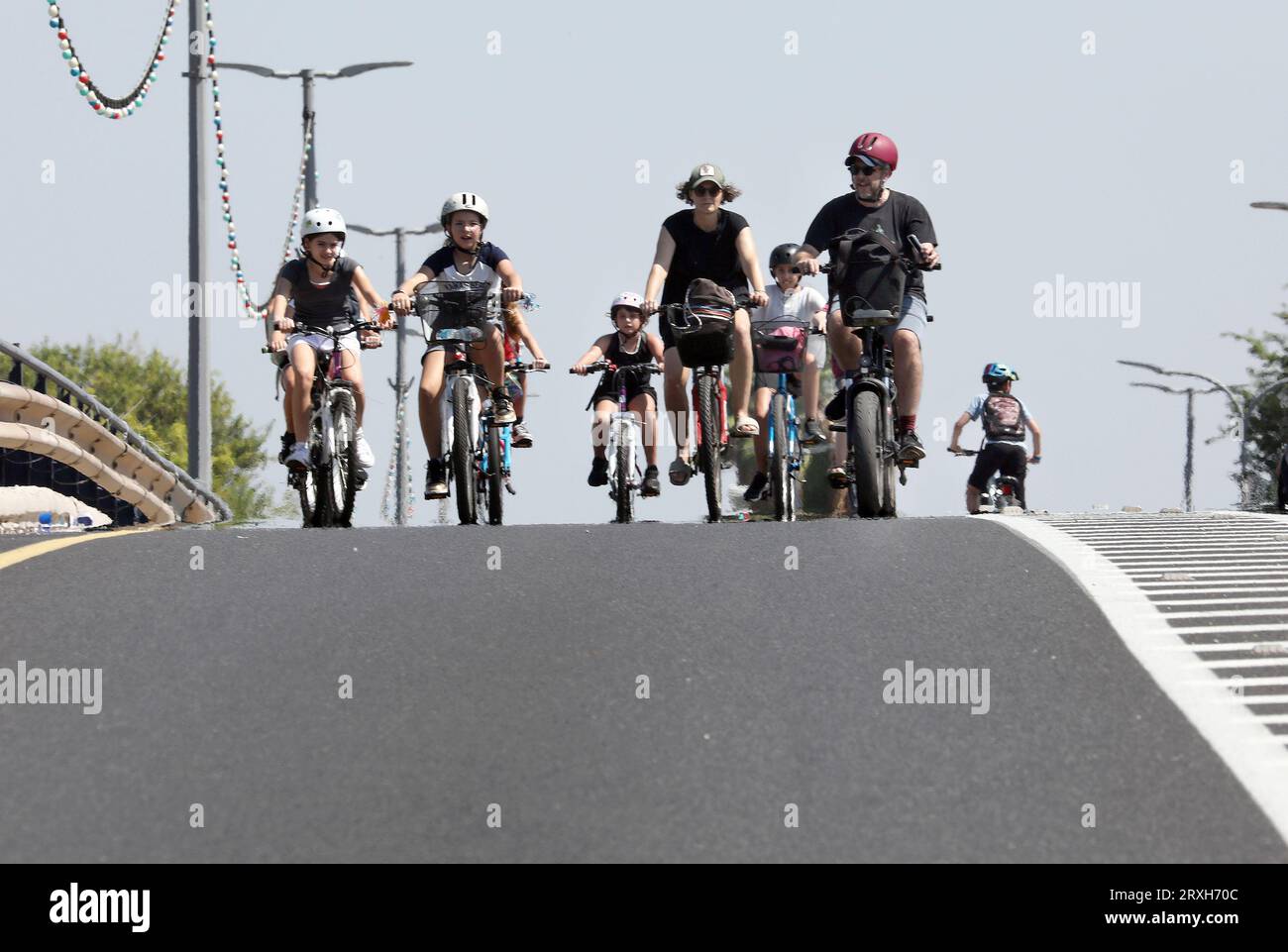 (230925) -- TEL AVIV, 25 septembre 2023 (Xinhua) -- des gens font du vélo sur une route pendant le Yom Kippour à tel Aviv, Israël, le 25 septembre 2023. Yom Kippour, jour juif des Expiations, est un jour solennel de réflexion et de jeûne, pendant lequel la plupart des automobiles ne sont pas autorisées sur les routes. (Gideon Markowicz/JINI via Xinhua) Banque D'Images