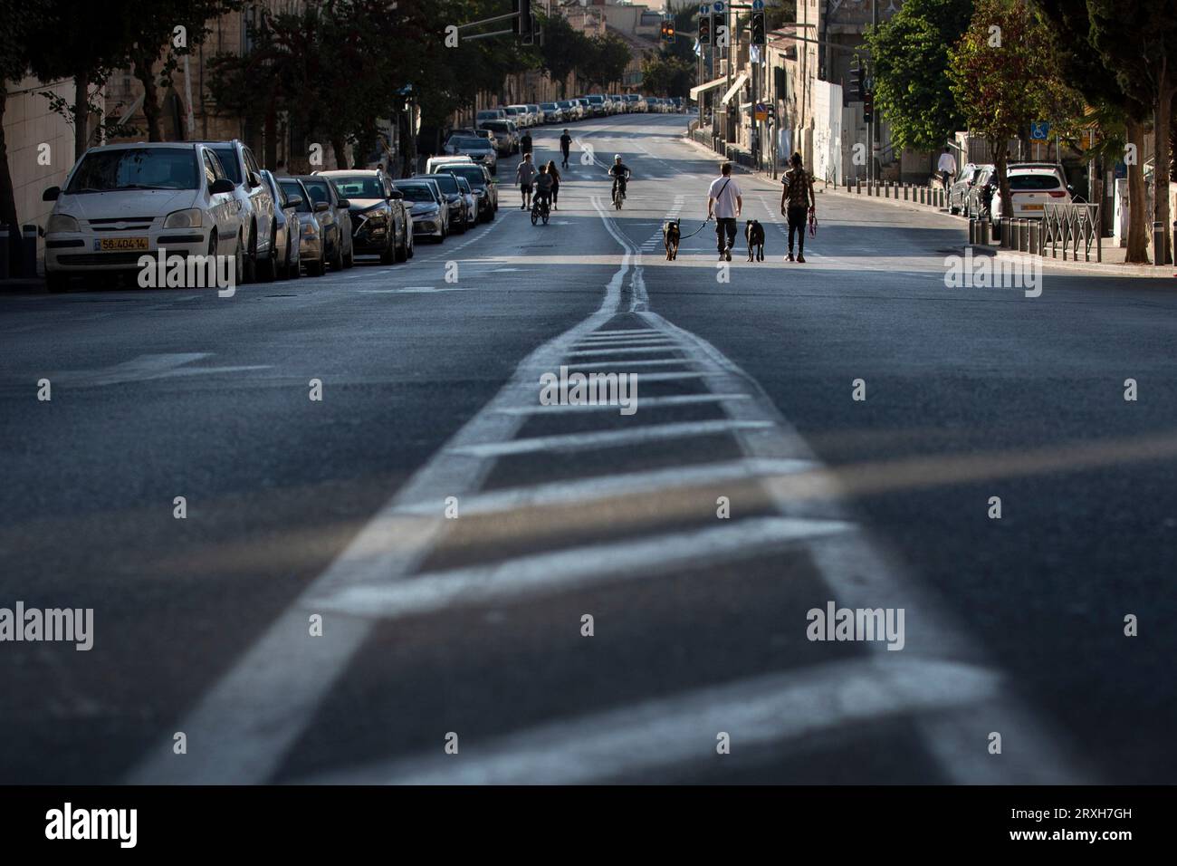 Jérusalem. 25 septembre 2023. Les gens marchent sur une route pendant Yom Kippour à Jérusalem, le 25 septembre 2023. Yom Kippour, jour juif des Expiations, est un jour solennel de réflexion et de jeûne, pendant lequel la plupart des automobiles ne sont pas autorisées sur les routes. Crédit : Chen Junqing/Xinhua/Alamy Live News Banque D'Images