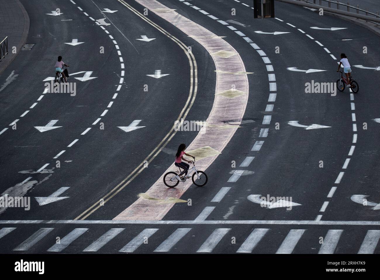 Jérusalem. 25 septembre 2023. Des enfants font du vélo sur une route pendant le Yom Kippour à Jérusalem, le 25 septembre 2023. Yom Kippour, jour juif des Expiations, est un jour solennel de réflexion et de jeûne, pendant lequel la plupart des automobiles ne sont pas autorisées sur les routes. Crédit : Chen Junqing/Xinhua/Alamy Live News Banque D'Images