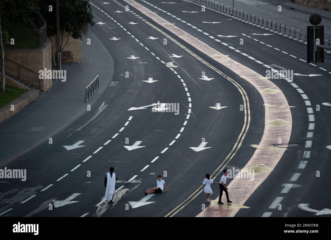 Jérusalem. 25 septembre 2023. Des enfants sont vus sur une route pendant le Yom Kippour à Jérusalem, le 25 septembre 2023. Yom Kippour, jour juif des Expiations, est un jour solennel de réflexion et de jeûne, pendant lequel la plupart des automobiles ne sont pas autorisées sur les routes. Crédit : Chen Junqing/Xinhua/Alamy Live News Banque D'Images
