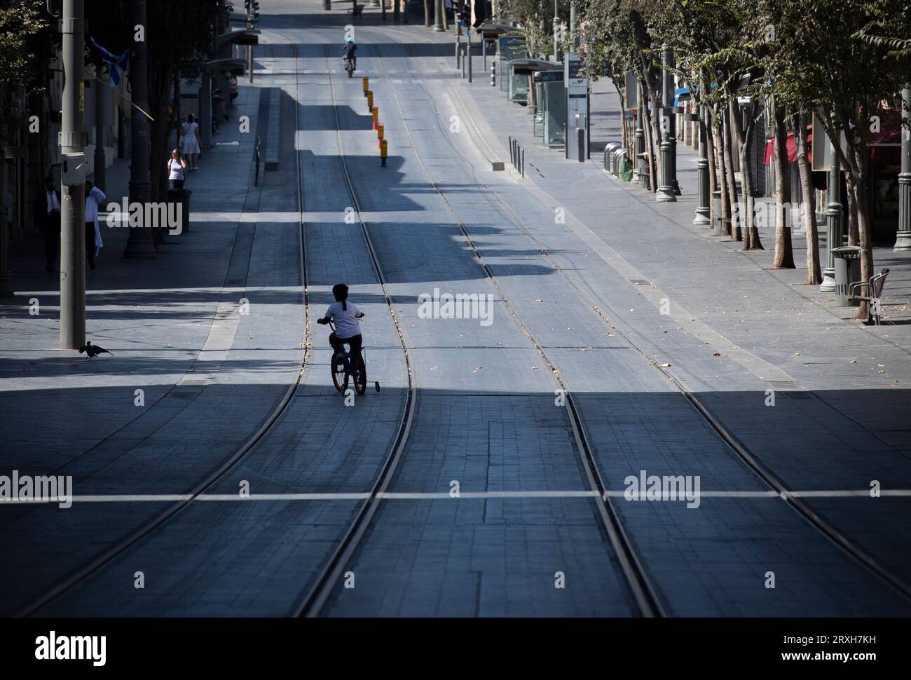 Jérusalem. 25 septembre 2023. Un enfant fait du vélo sur une route pendant le Yom Kippour à Jérusalem, le 25 septembre 2023. Yom Kippour, jour juif des Expiations, est un jour solennel de réflexion et de jeûne, pendant lequel la plupart des automobiles ne sont pas autorisées sur les routes. Crédit : Chen Junqing/Xinhua/Alamy Live News Banque D'Images
