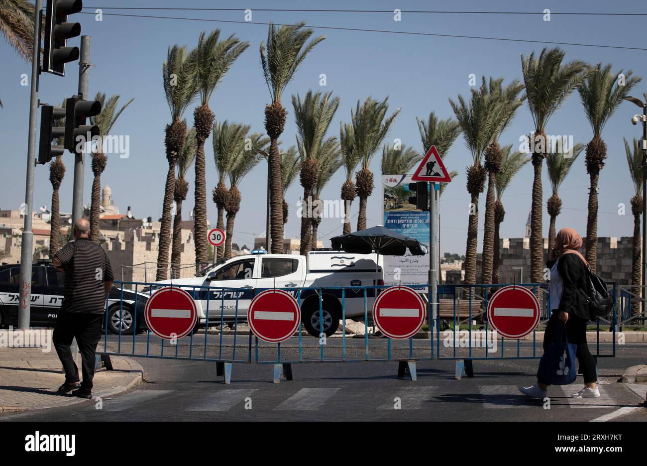 Jérusalem. 25 septembre 2023. Des barrages routiers sont vus érigés sur une route pendant Yom Kippour à Jérusalem, le 25 septembre 2023. Yom Kippour, jour juif des Expiations, est un jour solennel de réflexion et de jeûne, pendant lequel la plupart des automobiles ne sont pas autorisées sur les routes. Crédit : Chen Junqing/Xinhua/Alamy Live News Banque D'Images