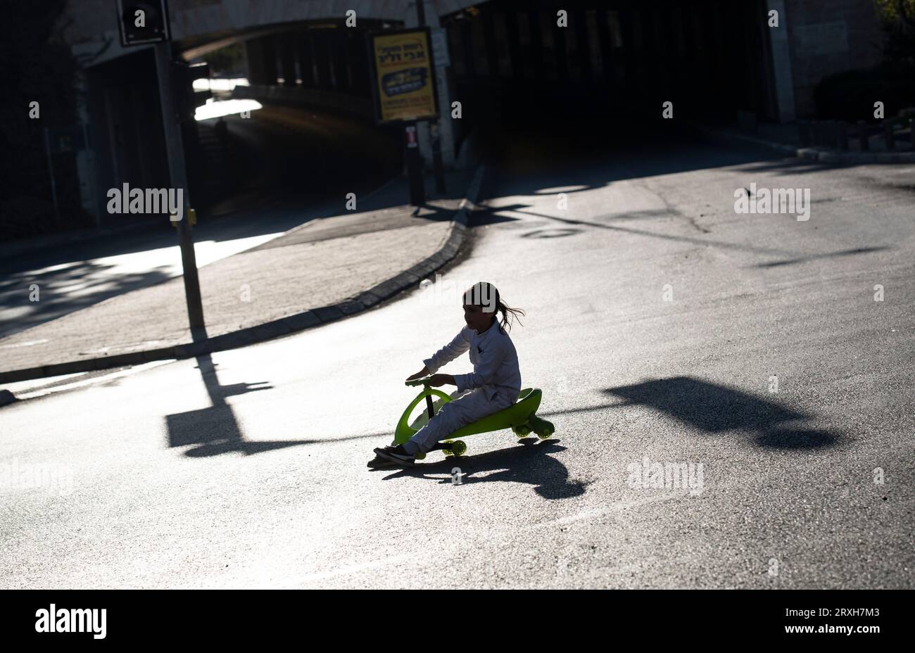 Jérusalem. 25 septembre 2023. Un enfant conduit une voiture agitée sur une route pendant Yom Kippour à Jérusalem, le 25 septembre 2023. Yom Kippour, jour juif des Expiations, est un jour solennel de réflexion et de jeûne, pendant lequel la plupart des automobiles ne sont pas autorisées sur les routes. Crédit : Chen Junqing/Xinhua/Alamy Live News Banque D'Images