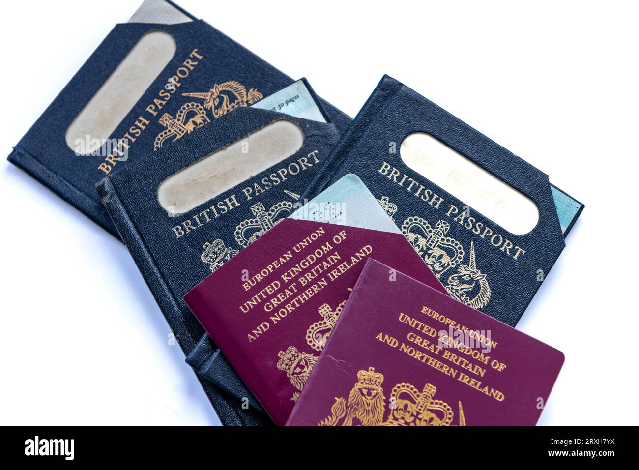 Gros plan de passeport britannique expiré et actuel couvrant cinquante ans isolé dans un fond blanc. Banque D'Images