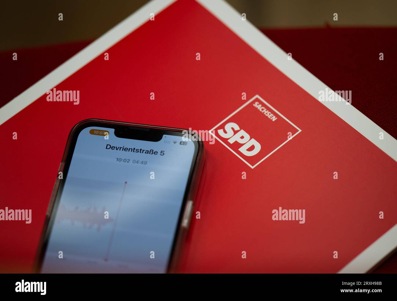 Dresde, Allemagne. 25 septembre 2023. L'iPhone d'un journaliste repose sur un dossier avec le logo SPD lors de la présentation du meilleur candidat pour les élections de 2024 en Saxe à la Maison Herbert Wehner. Crédit : Robert Michael/dpa/Alamy Live News Banque D'Images