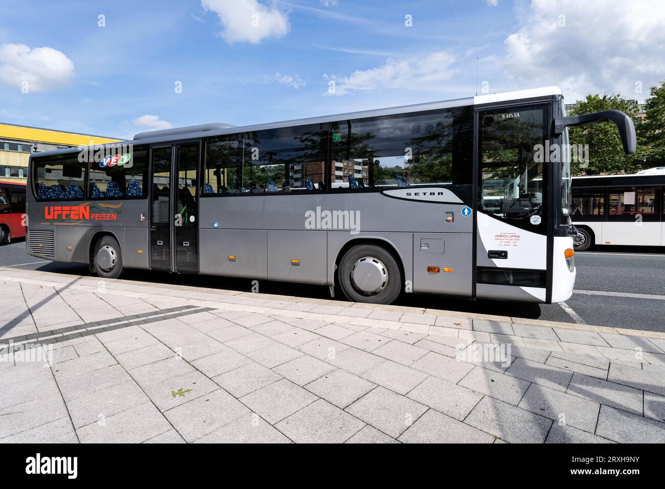 Bus Uffen Reisen Setra S 415 UL à la gare routière centrale d'Emden Banque D'Images