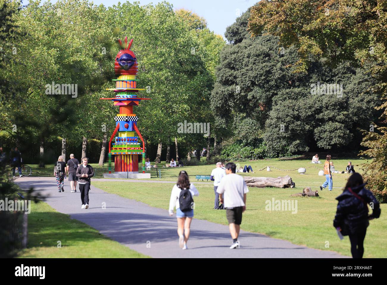 Frieze Sculpture 2023, la célèbre exposition d’art publique gratuite, revient à Regents Park pour la saison d’automne, transformant le joli espace vert en une immense galerie extérieure, à Londres, au Royaume-Uni Banque D'Images