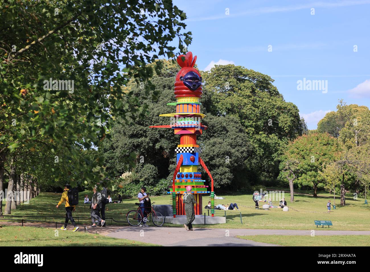 Frieze Sculpture 2023, la célèbre exposition d’art publique gratuite, revient à Regents Park pour la saison d’automne, transformant le joli espace vert en une immense galerie extérieure, à Londres, au Royaume-Uni Banque D'Images