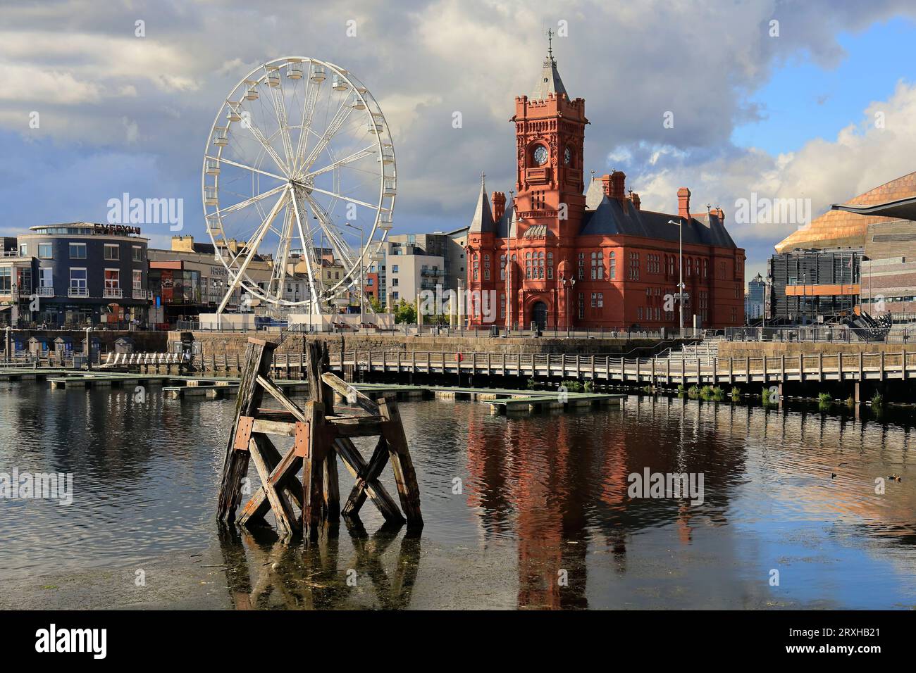 Le bâtiment Pierhead et la réflexion dans la baie de Cardiff. Cardiff, prise en septembre 2023 Banque D'Images