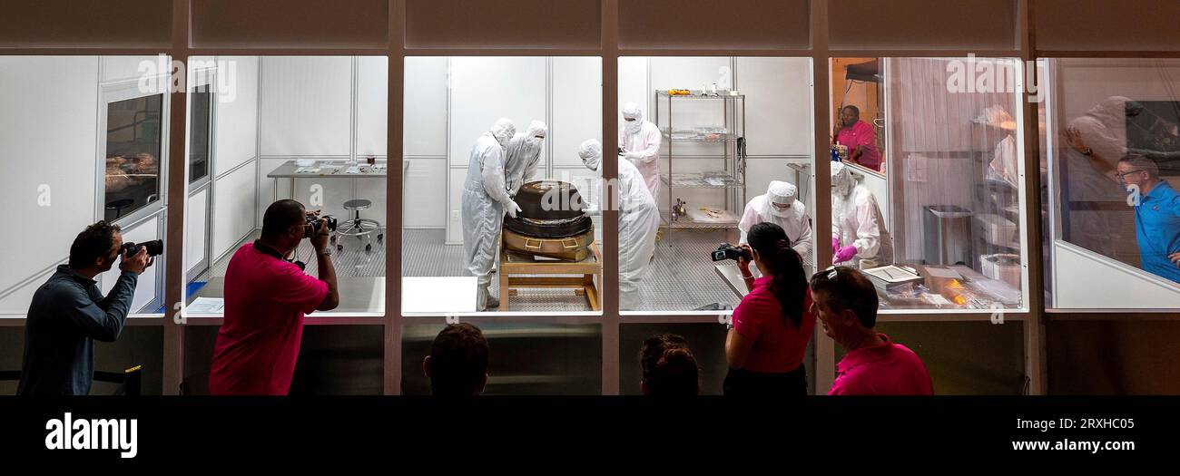 Dugway (États-Unis d ' Amérique). 24 septembre 2023. Dugway (États-Unis d ' Amérique). 24 septembre 2023. Les équipes de curation traitent la capsule de retour d'échantillons transportant des échantillons d'astéroïdes de la mission OSIRIS-Rex de la NASA dans une salle blanche après son atterrissage au champ d'essais et d'entraînement de l'Utah, le 24 septembre 2023 à Dugway, Utah. L'échantillon a été prélevé sur l'astéroïde Bennu en octobre 2020 par la sonde spatiale OSIRIS-Rex et retourné sur Terre lors d'un survol. Crédit : Keegan Barber/NASA/Alamy Live News Banque D'Images