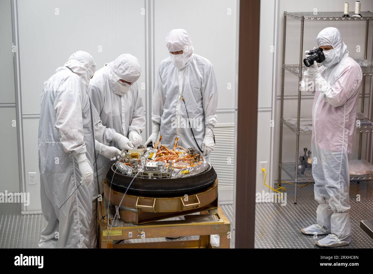 Dugway (États-Unis d ' Amérique). 24 septembre 2023. Dugway (États-Unis d ' Amérique). 24 septembre 2023. Les équipes de curation traitent la capsule de retour d'échantillons transportant des échantillons d'astéroïdes de la mission OSIRIS-Rex de la NASA dans une salle blanche après son atterrissage au champ d'essais et d'entraînement de l'Utah, le 24 septembre 2023 à Dugway, Utah. L'échantillon a été prélevé sur l'astéroïde Bennu en octobre 2020 par la sonde spatiale OSIRIS-Rex et retourné sur Terre lors d'un survol. Crédit : Keegan Barber/NASA/Alamy Live News Banque D'Images
