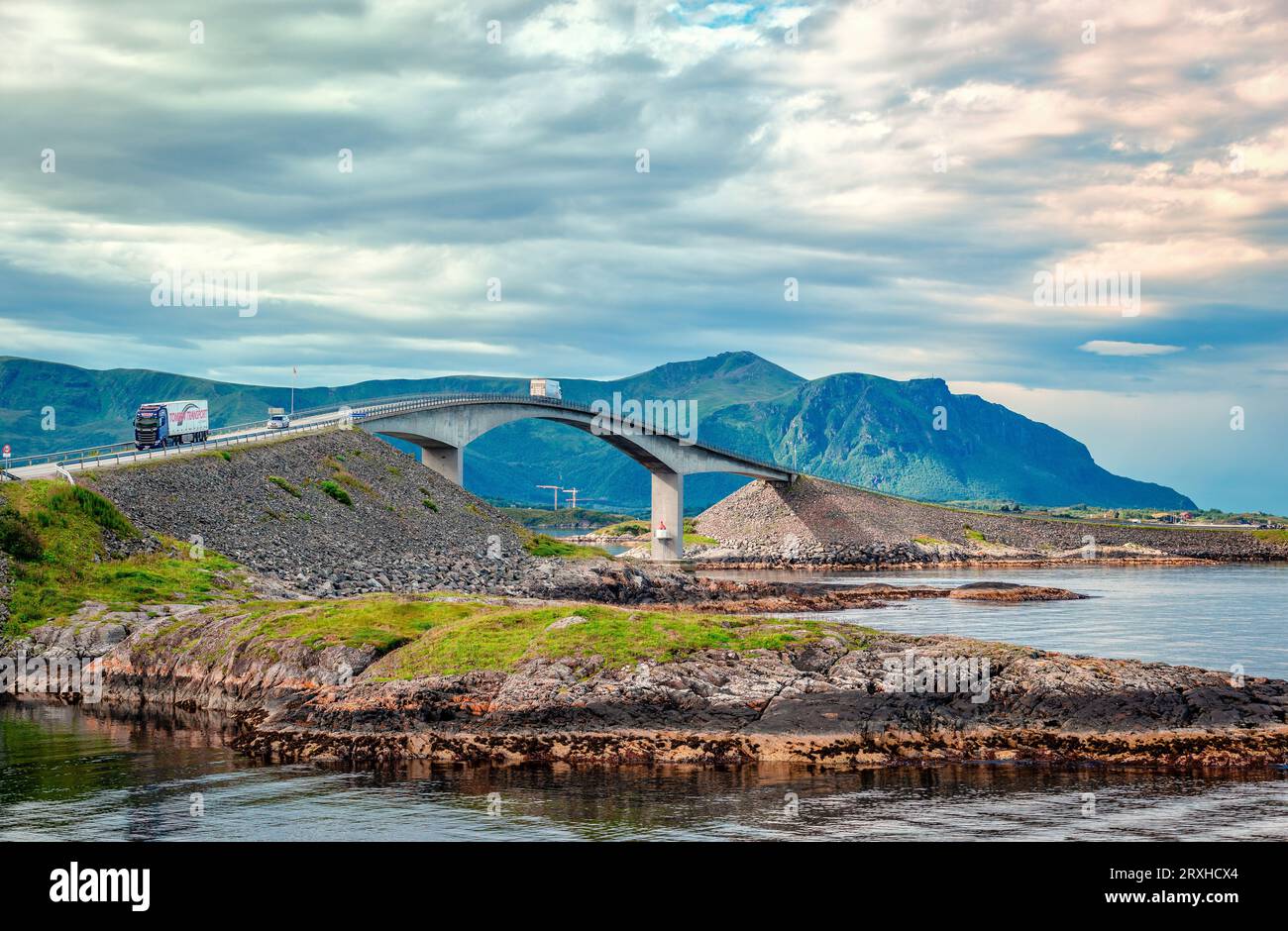 L’emblématique pont Storseisundet, le plus long des huit ponts qui composent la route de l’Atlantique en Norvège occidentale. Banque D'Images