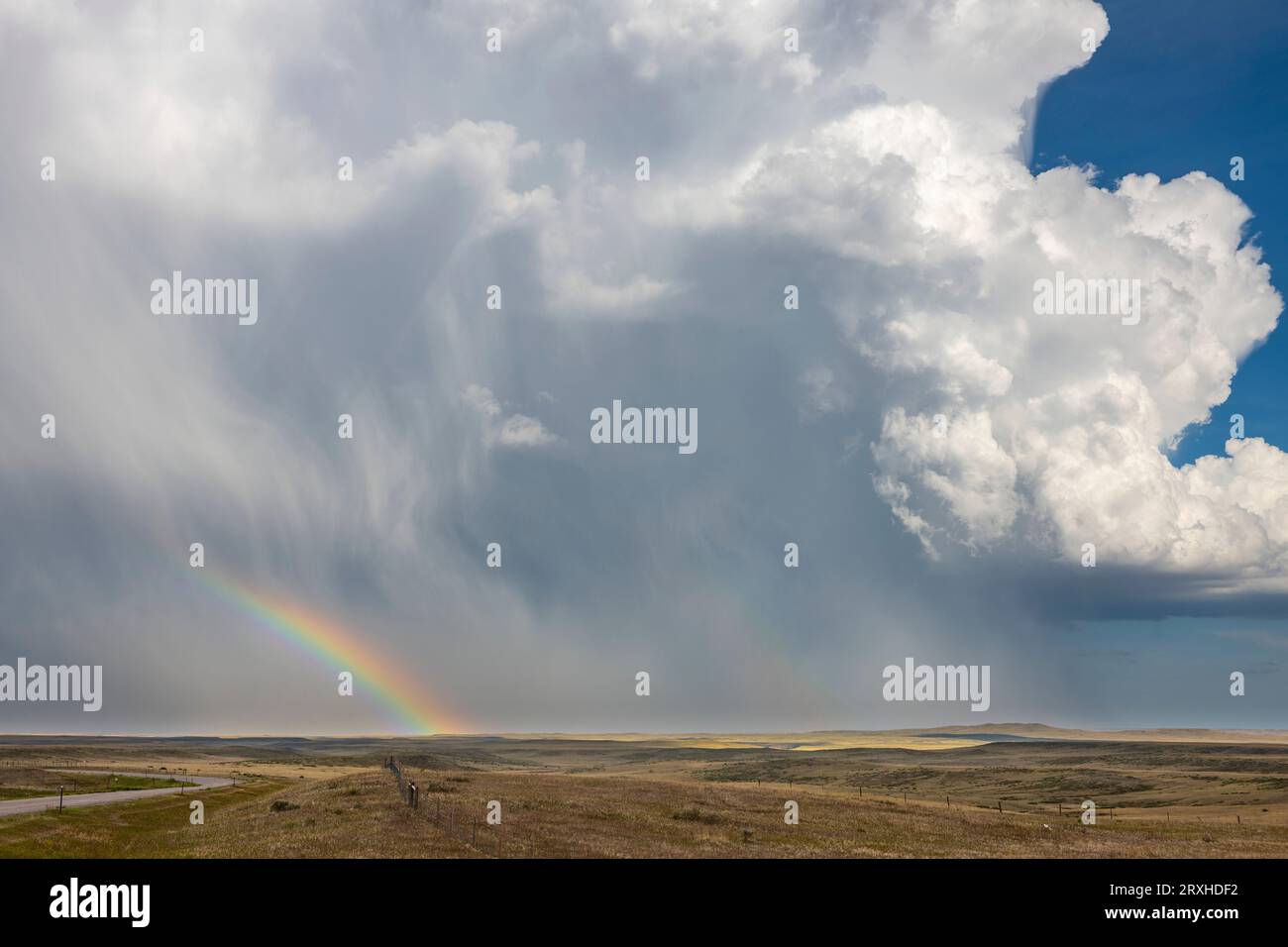 Énorme tonnerre déversant la pluie et la grêle sur la prairie du sud-est du Wyoming fournissant un merveilleux arc-en-ciel pour ceux de ce côté de la tempête Banque D'Images
