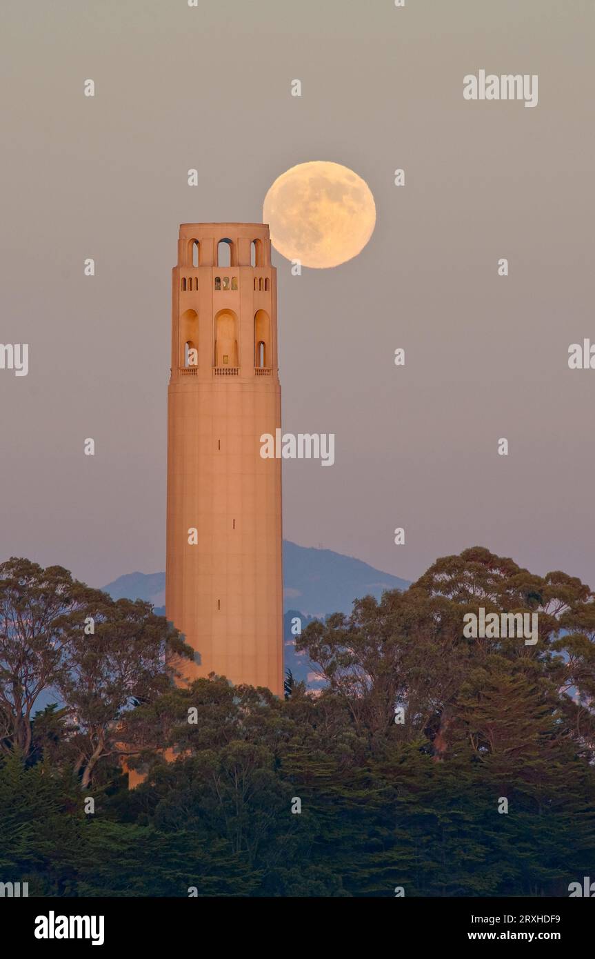 Coit Tower sur Telegraph Hill, San Francisco, au coucher du soleil pour le lever de la pleine lune ; San Francisco, Californie, États-Unis d'Amérique Banque D'Images