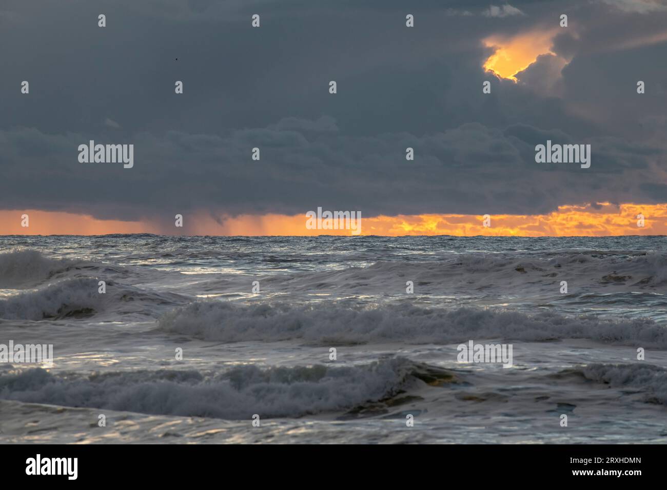 Coucher de soleil révélant un squall lointain au large de la côte Pacifique près de Ilwaco, Washington, Washington, USA ; Ilwaco, Washington, États-Unis d'Amérique Banque D'Images