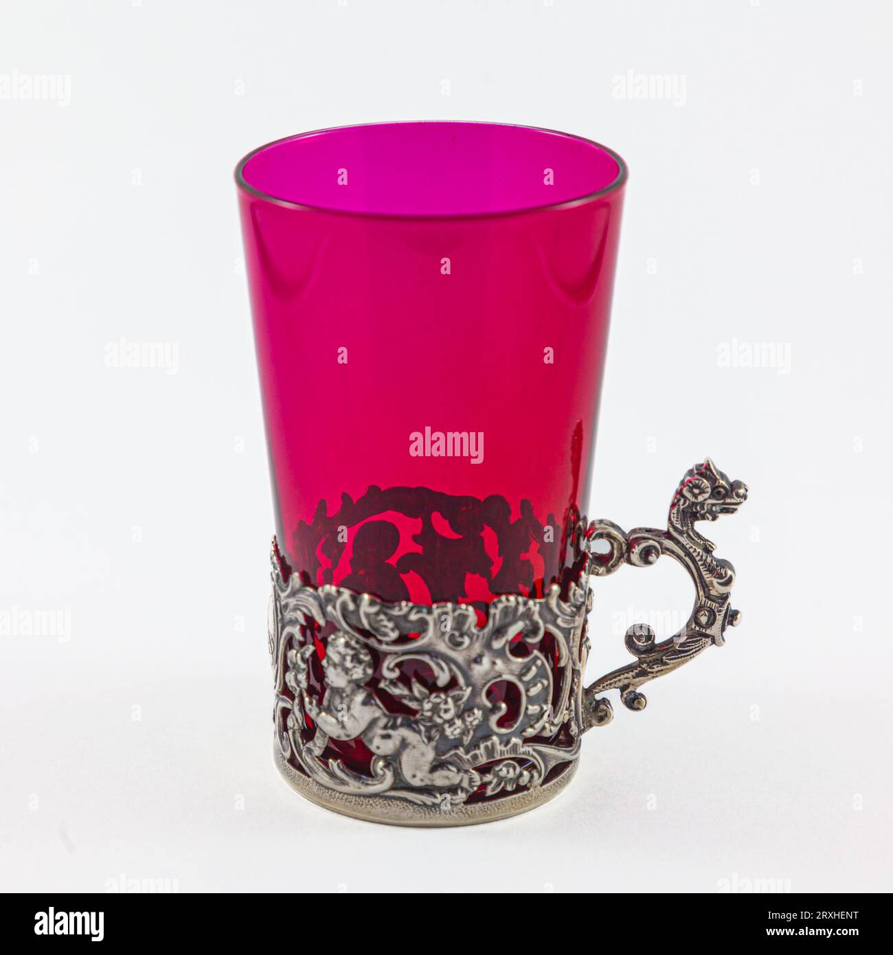 Tasse en verre antique Cranbeery dans un support en argent sterling Banque D'Images