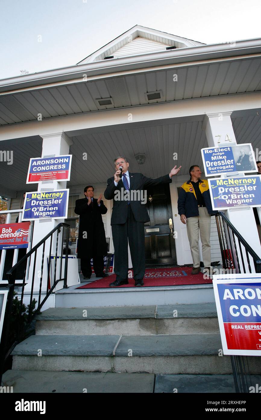 Préparation des élections à Hackensack et Ridgewood dans le New Jersey le 4 novembre 2006, où le sénateur américain Bob Menendez (D-NJ) a fait une tentative de réélection au Sénat. Le sénateur démocrate Bob Menendez du New Jersey est resté défiant après avoir été inculpé pour corruption fin septembre 2023, disant qu'il pense qu'il sera exonéré comme il a répondu à certaines des accusations et des preuves spécifiques décrites par les procureurs. Banque D'Images