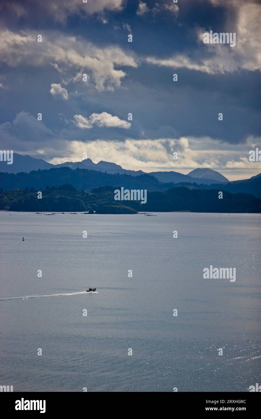 Skiff au large de la côte de l'île Kodiak, automne, sud-ouest de l'Alaska Banque D'Images