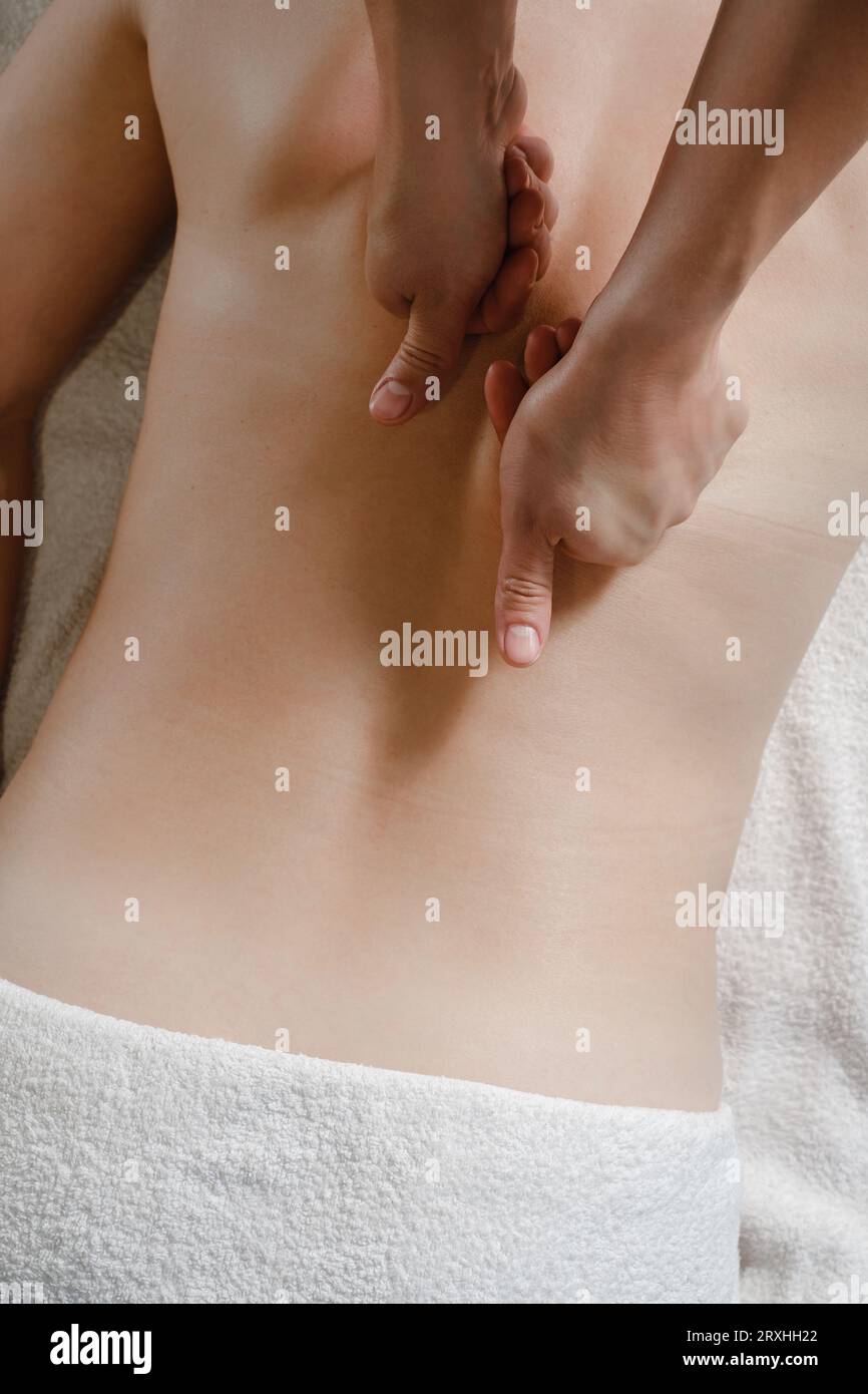 femme ayant un massage du dos en clinique de thérapie. Massage de dos d'huile, concept de spa et de soins de santé. Soulagement de la douleur. Gros plan, vue de dessus avec espace de copie Banque D'Images