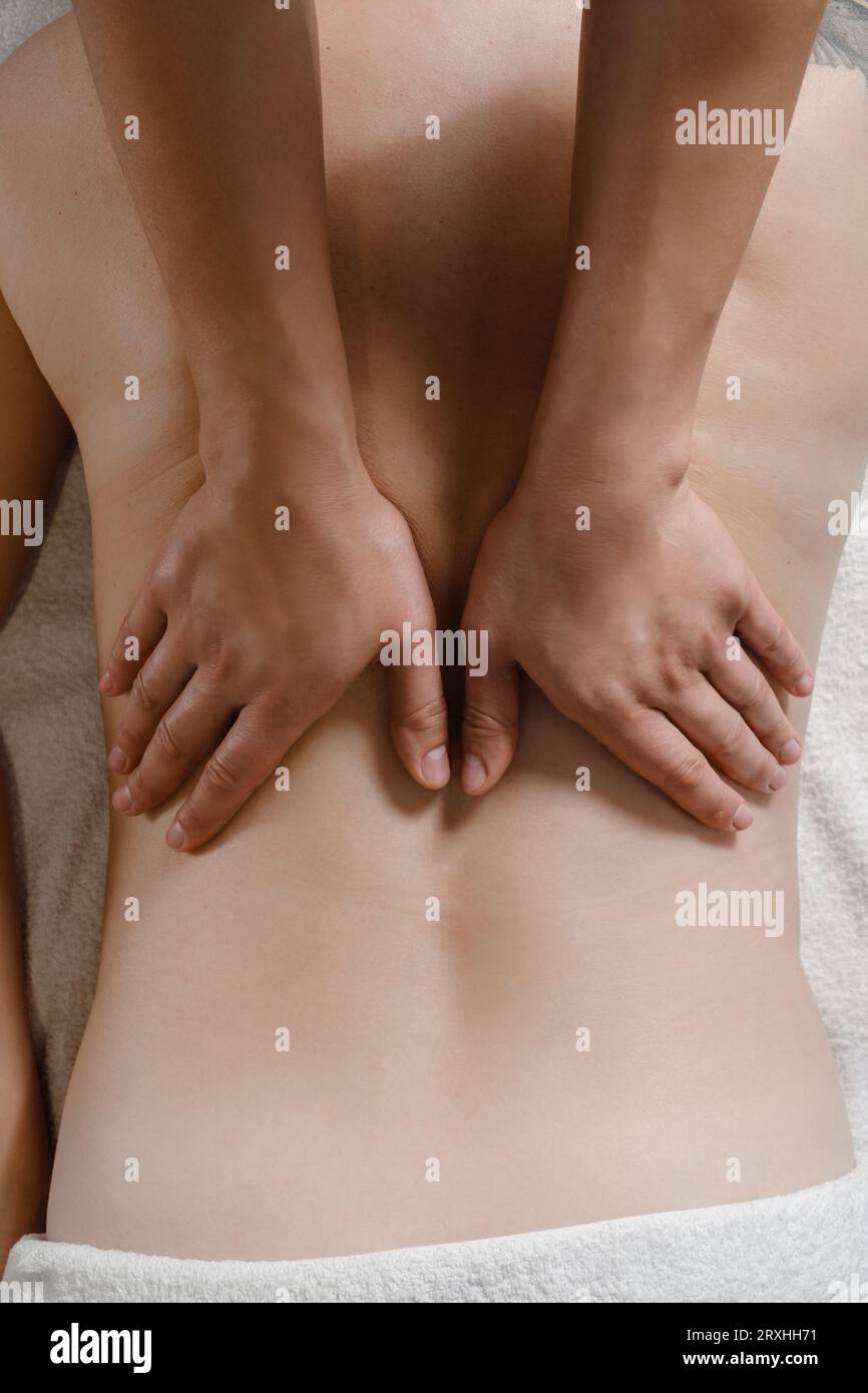 femme ayant un massage du dos en clinique de thérapie. Massage de dos d'huile, concept de spa et de soins de santé. Soulagement de la douleur. Gros plan, vue de dessus avec espace de copie Banque D'Images