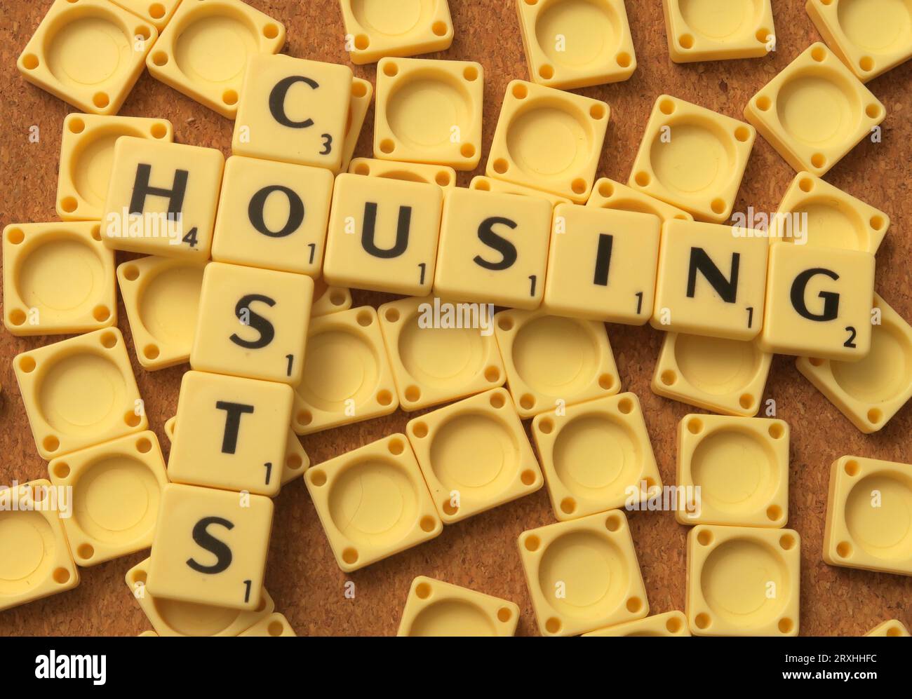 Coûts de logement - en mots, lettres Scrabble Banque D'Images