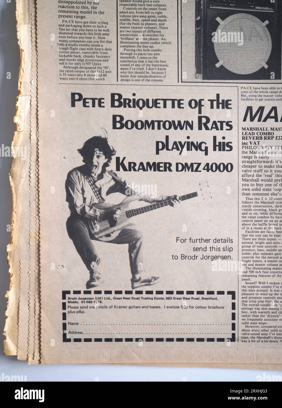 Publicité pour Pete Briquette des Boomtown rats jouant son Kramer DMZ 4000 dans le numéro des années 1970 de Sounds Music Paper Banque D'Images