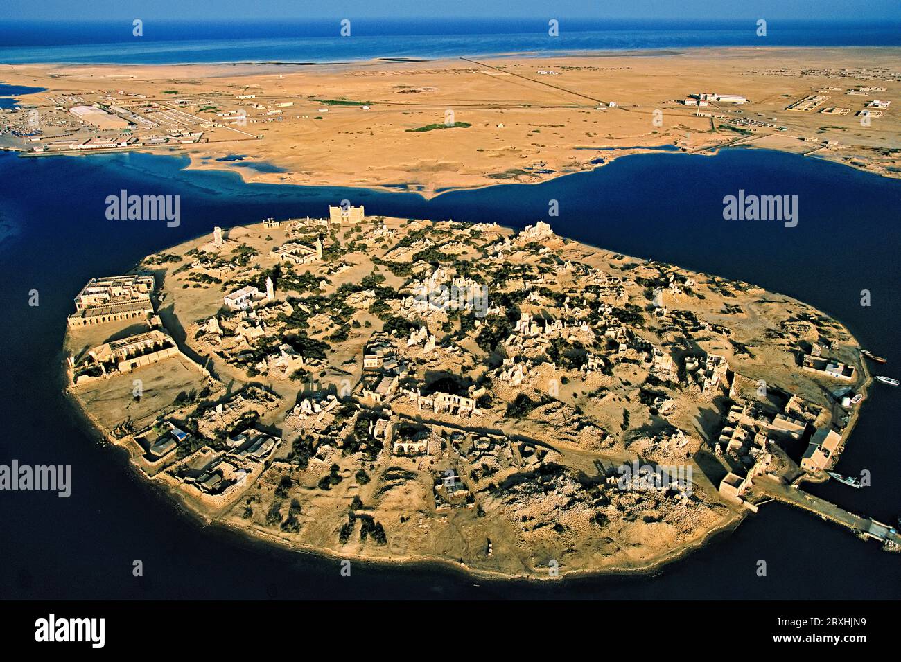 L'islam et la culture arabe sont arrivés au Soudan par le biais de centres commerciaux comme la mer Rouge en ruine et l'ancien port de Suakin. Le Soudan a longtemps été gouverné par un petit Banque D'Images