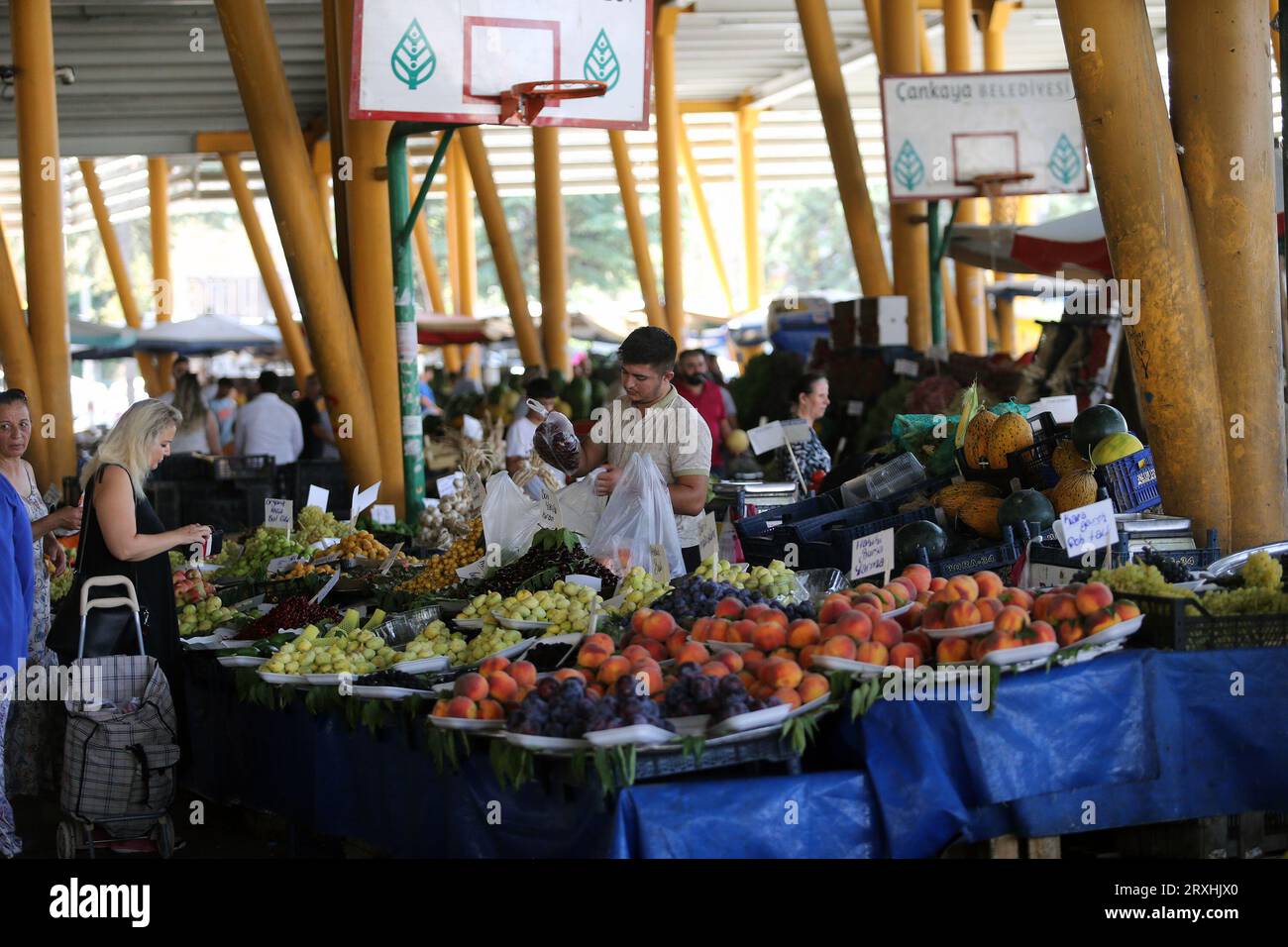 Ankara, T¨¹rkiye. 25 septembre 2023. Les gens magasinent dans un marché local à Ankara, T¨¹rkiye, le 25 septembre 2023. Le passage de T¨¹rkiye à des politiques économiques plus conventionnelles au cours des derniers mois a alimenté un optimisme prudent, mais la nation frappée par la crise est confrontée à des défis importants pour la reprise, ont déclaré les experts. Crédit : Mustafa Kaya/Xinhua/Alamy Live News Banque D'Images