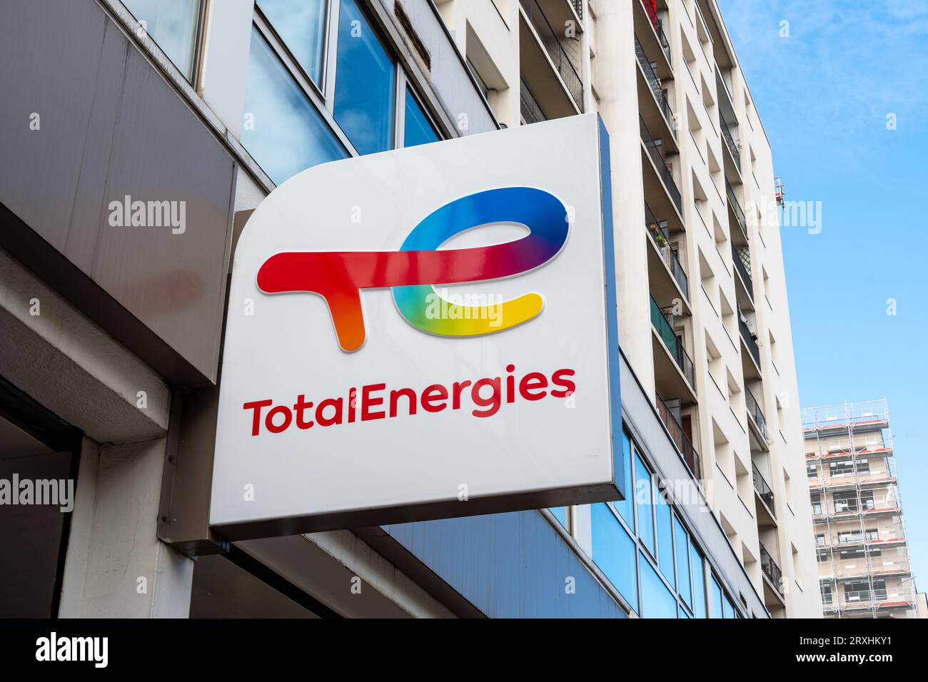 Enseigne et logo d'une station-service de la compagnie pétrolière française TotalEnergies Banque D'Images