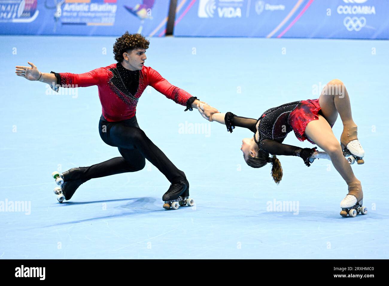 Anna SERAFINI & Manuel CIONI (ITA), lors des Junior pairs, long Program, aux Championnats du monde de patinage artistique Ibagu-Tolima 2023, au Parque Deportivo Municipal, le 24 septembre 2023 à Ibagu, Colombie. Crédit : Raniero Corbelletti/AFLO/Alamy Live News Banque D'Images