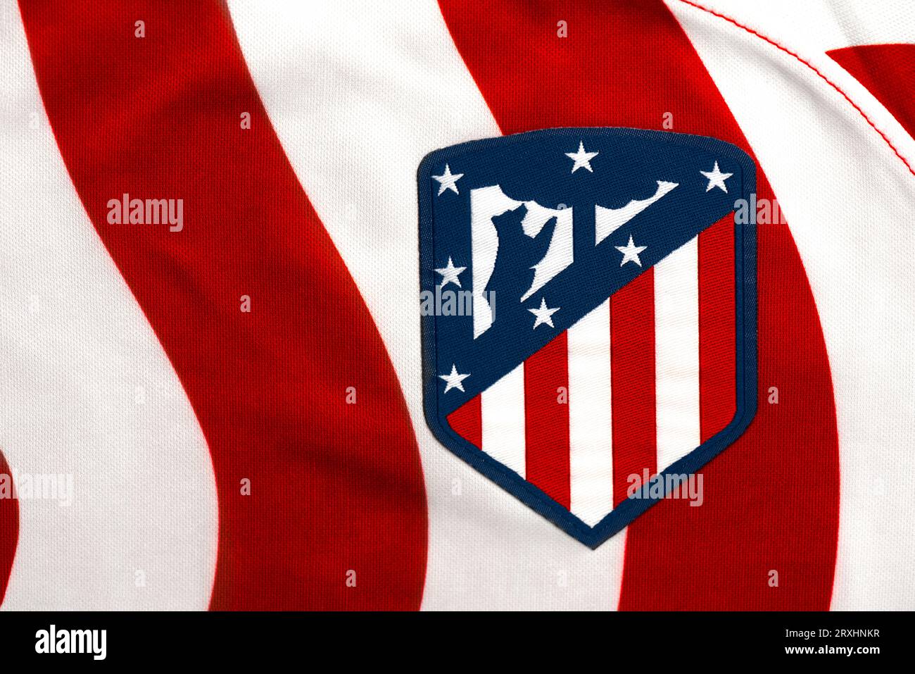 Gros plan de l'écusson de l'Atletico de Madrid football Club sur le maillot de sport. Équipe espagnole de football Banque D'Images