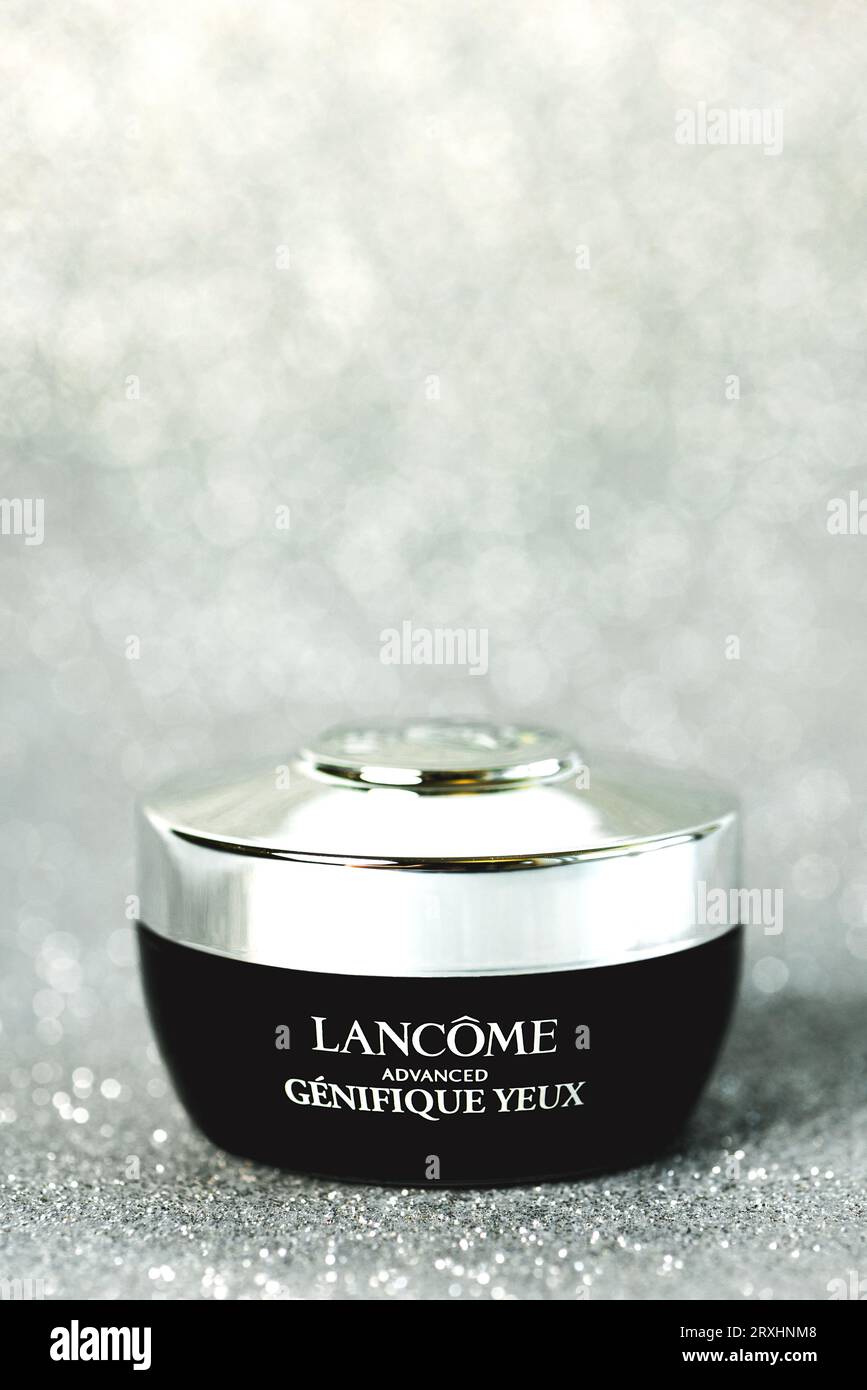 Marque Lancome Skincare. Gros plan de Lancome Eye contour crème Advanced Genifique yeux sur fond argenté Banque D'Images