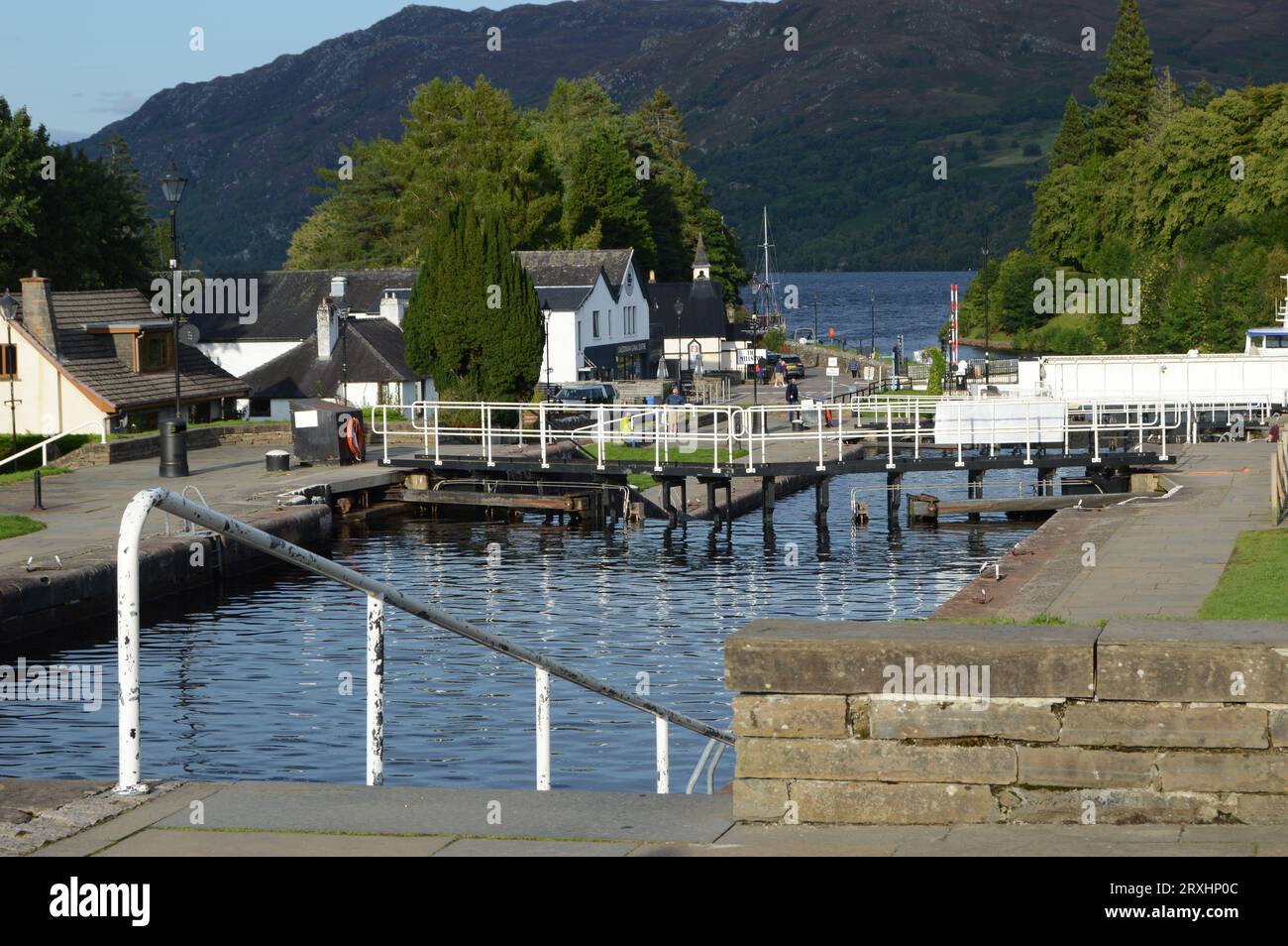 Écluses à fort Augustus sur le canal calédonien avec les rives boisées du Loch Ness en arrière-plan Banque D'Images