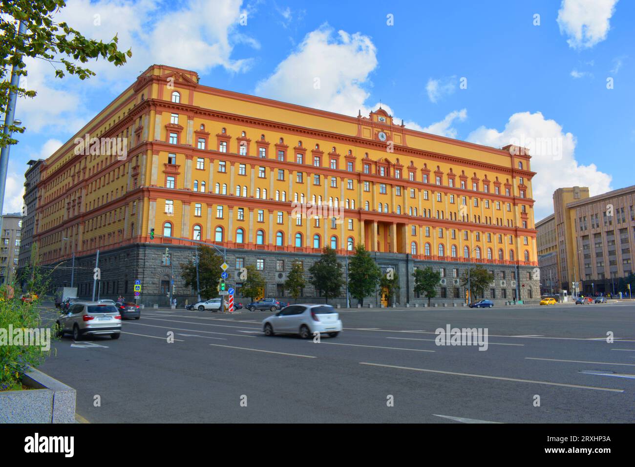 Le bâtiment est de couleur jaune-rouge, avec une route à l'avant et un ciel bleu à l'arrière Banque D'Images