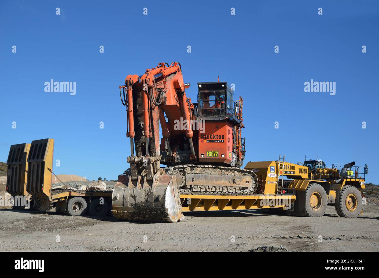 WESTPORT, NOUVELLE-ZÉLANDE, 31 AOÛT 2013 : des hommes chargent une pelle de 190 tonnes sur un transporteur à 48 roues construit sur mesure à la mine de charbon de Stockton le 31 août 2013 Banque D'Images