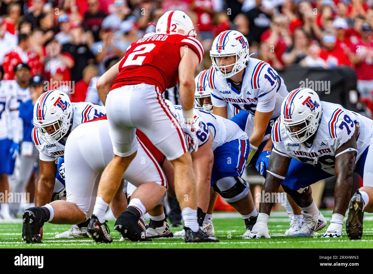 Lincoln, ne. États-Unis 23 septembre 2023. Jack Turner (10), quarterback des Louisiana Tech Bulldogs, prend un coup de pied au centre lors d'un match de football de la division 1 de la NCAA entre Louisiana Tech Bulldogs et les Cornhuskers du Nebraska au Memorial Stadium de Lincoln, ne.Nebraska a remporté 28-14.présence : 87,115.391e sellout consécutif.Michael Spomer/Cal Sport Media/Alamy Live News Banque D'Images