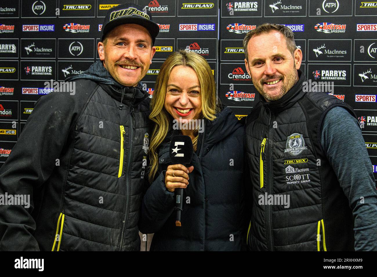 Manchester, Royaume-Uni. 25 septembre 2023 (de gauche à droite) Ritchie Hawkins, Abi Stephens et Chris Louis après que les Witches progressent vers la Grande finale lors du match de 2e étape de la demi-finale de Premiership de Sports Insure entre Belle vue Aces et Ipswich Witches au National Speedway Stadium, Manchester le lundi 25 septembre 2023. (Photo : Ian Charles | MI News) crédit : MI News & Sport / Alamy Live News Banque D'Images