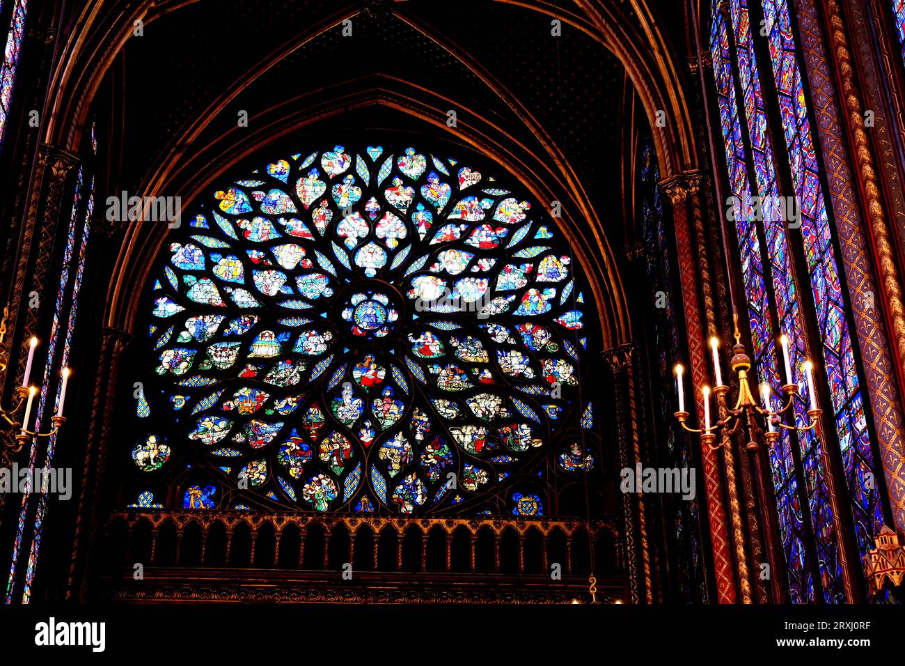 La Rose de l'Apocalypse vitraux dans l'historique Sainte Chapelle à Paris France Banque D'Images