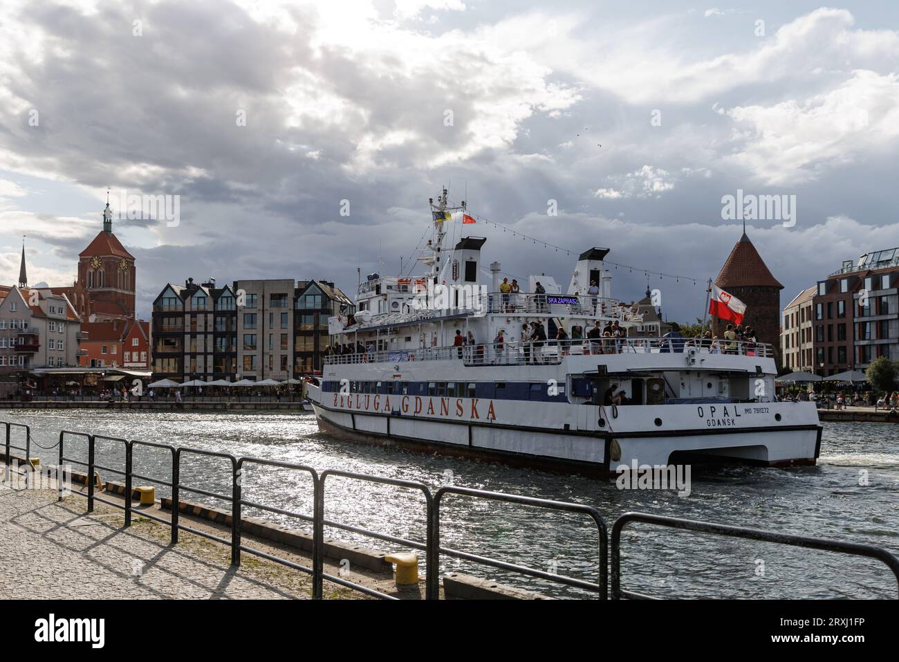 Gdansk, Pologne - 03 août 2023 : bateau de plaisance sous la forme d'un bateau pirate dans la ville. Banque D'Images